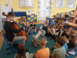 Třeťáci z béčka si vyzkoušeli hru na violoncello