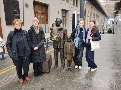 Deváťačky finišují s projektem Příběhy našich sousedů