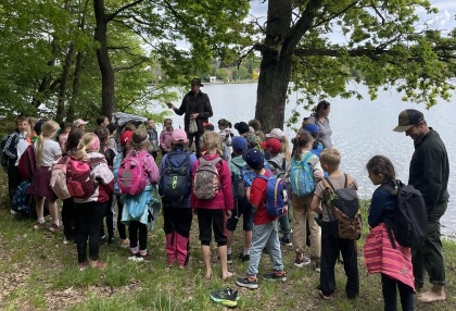 Nadšení prvňáci s lesní pedagogikou
