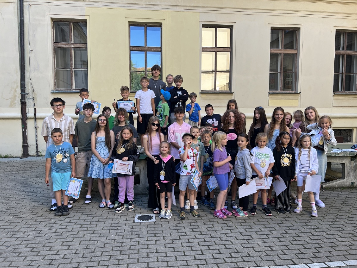 Sportovní dopoledne: Když VII. C baví prvňáčky z céčka
