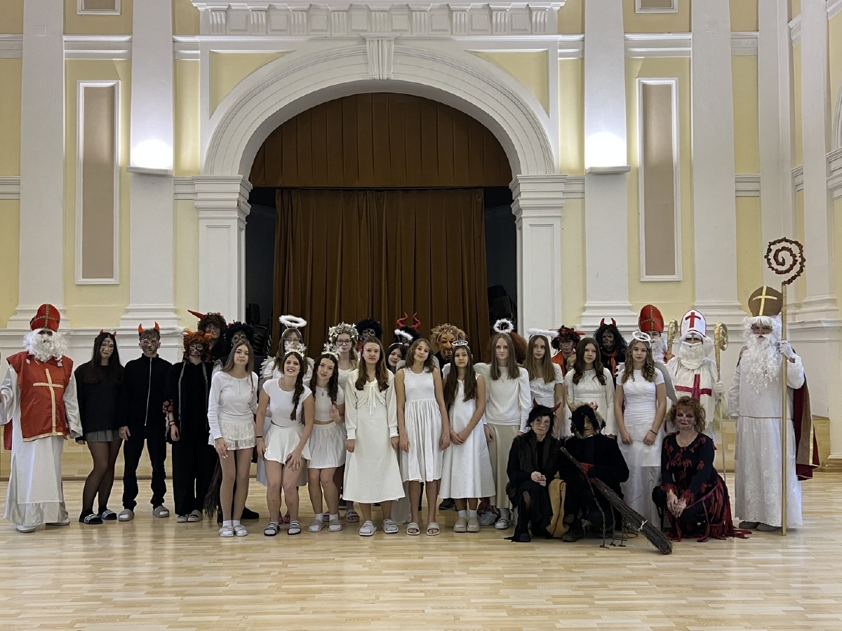 V pátek ráno ovládli školu čerti a Mikuláši