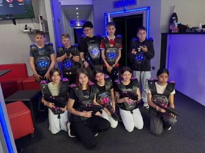 VI. B si užila Laser Game